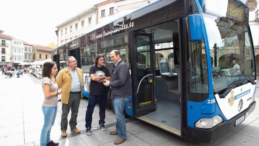 Los concejales Llarina González, Constantino Álvarez, David Salcines y Luis Ramón Fernández Huerga, ayer, junto a un autobús de la CTEA en la plaza de España.