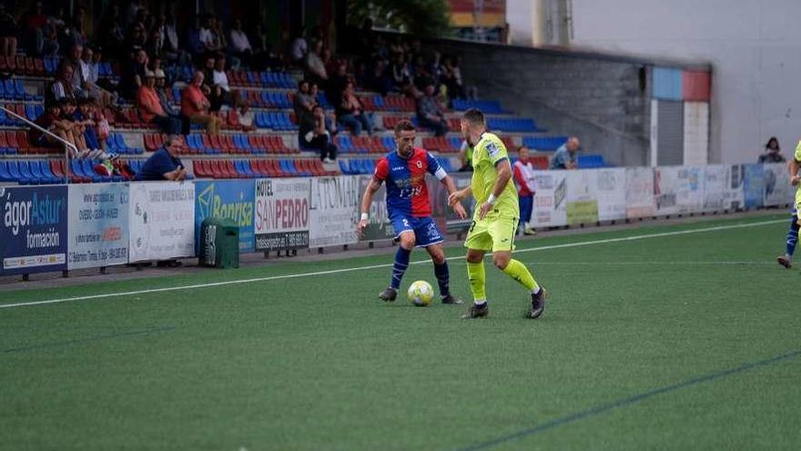 Cristian encara a un jugador del Getafe B en el partido de ida disputado en Ganzábal.