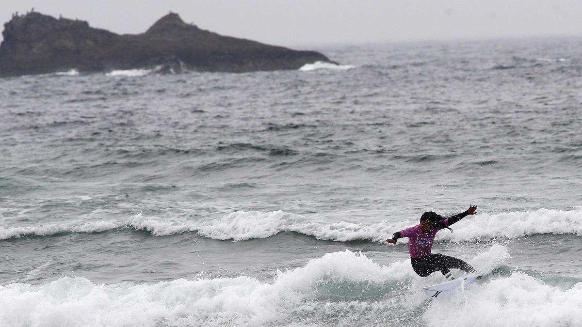 Un surfista en una playa gallega durante un día nublado de este verano.