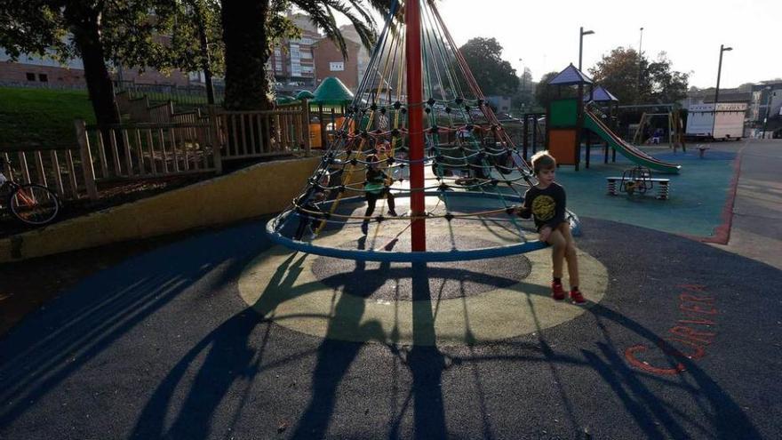 Varios niños, jugando ayer en el parque infantil de la plaza de Los Maestros.