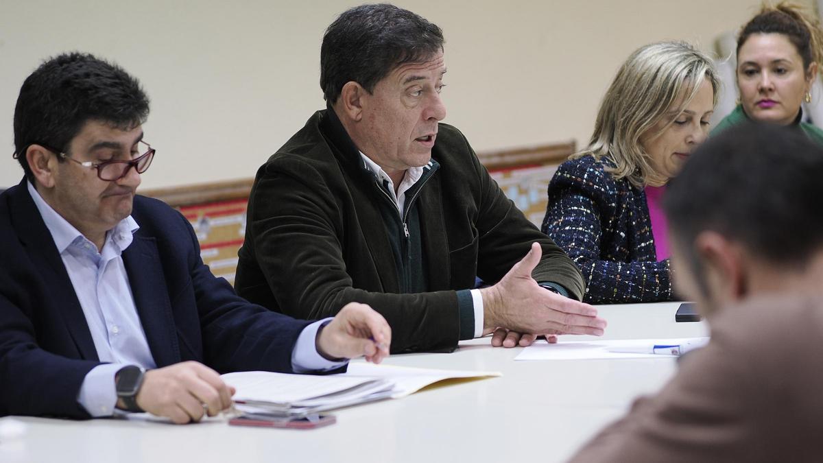 Besteiro mantuvo un encuentro con trabajadores de la factoría de Alcoa en San Cibrao (Lugo).