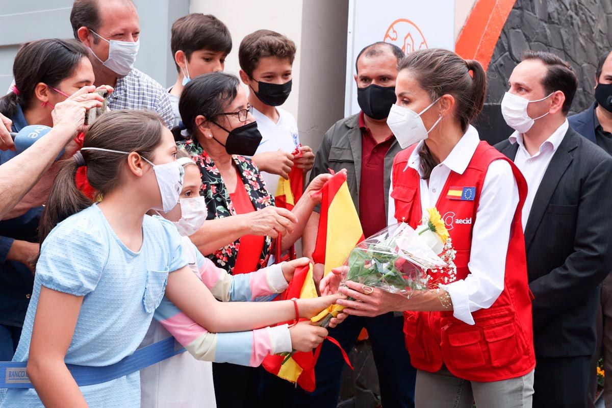 La reina Letizia recibe un ramo de flores durante su viaje de cooperación a Paraguay