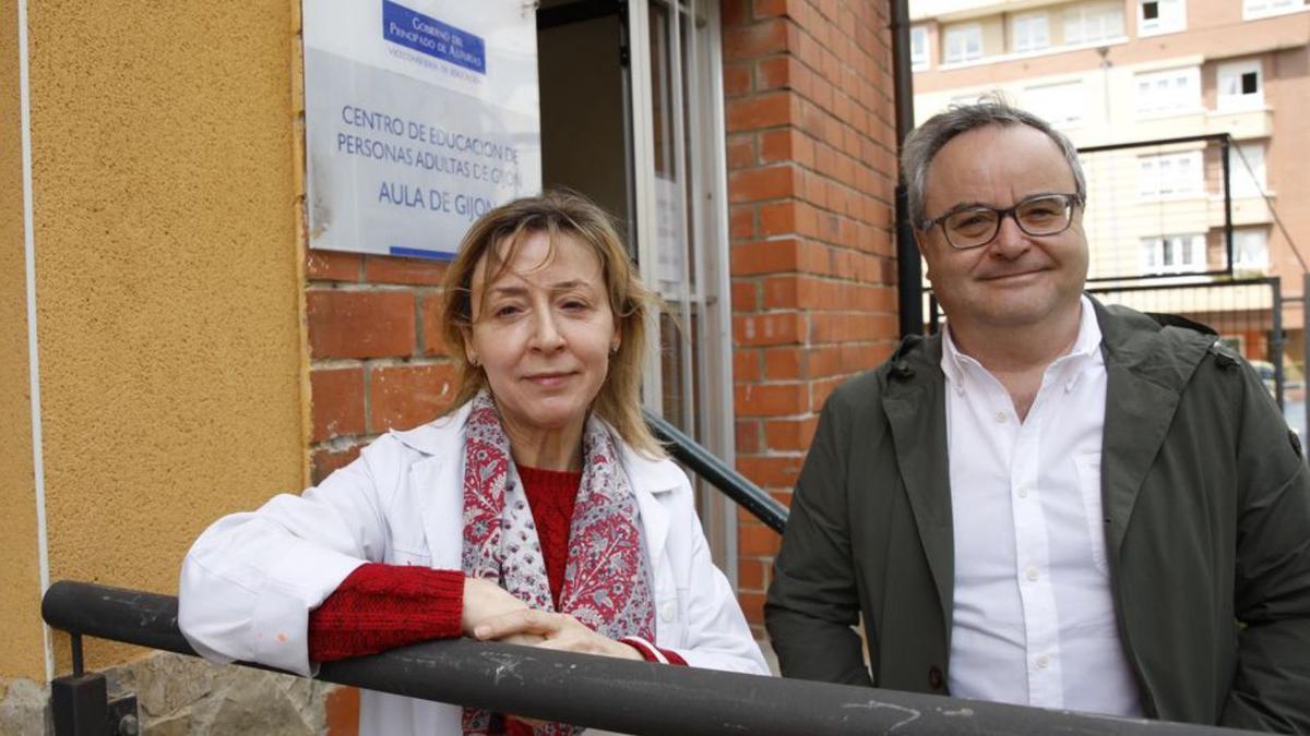 Julia Magdalena García, directora, y Raúl López, profesor de Lengua, a las puertas del centro de Pumarín Alto. | Ángel González