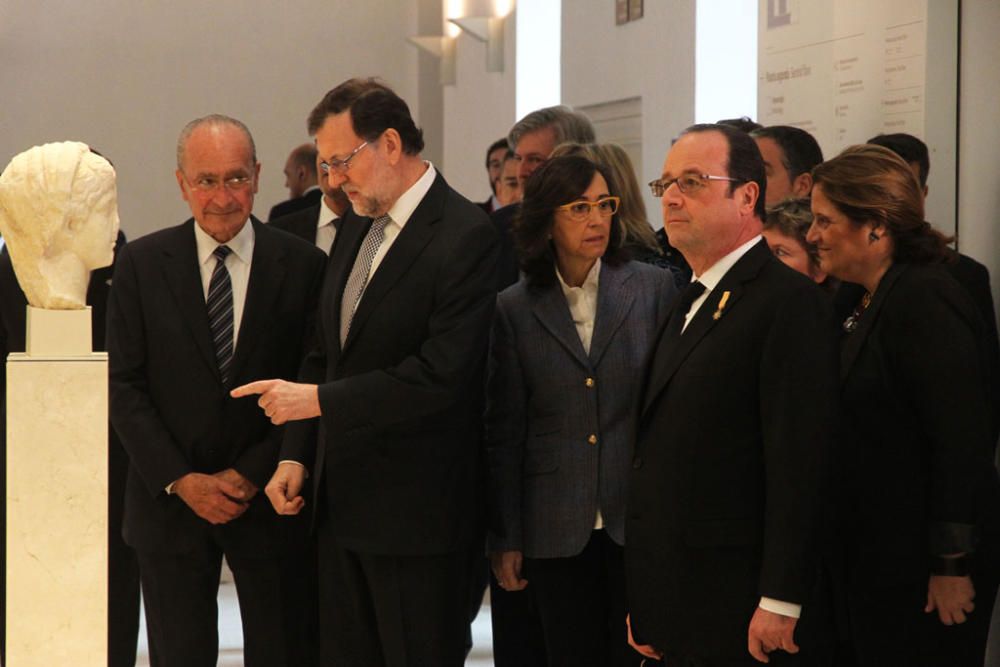 François Hollande y Mariano Rajoy son recibidos con honores junto al Ayuntamiento de Málaga. Antes del almuerzo, han visitado el Museo de Málaga.