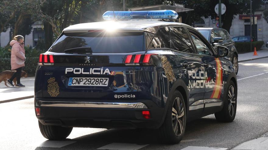 Un coche de la Policía Nacional de patrulla en Vigo.