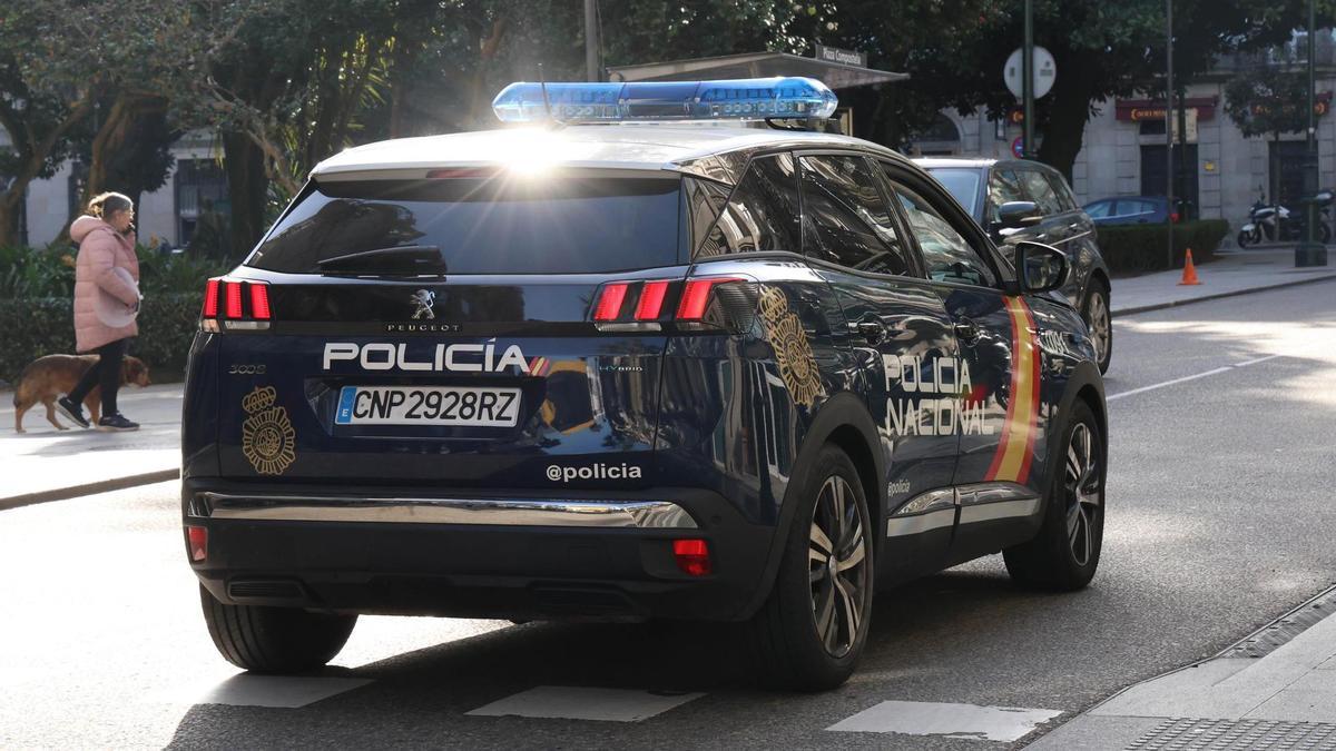 Un coche de la Policía Nacional de patrulla en Vigo.