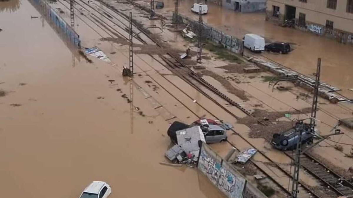 Imagen del las vías de Alfafar enterradas por el agua un día después del desbordamiento.