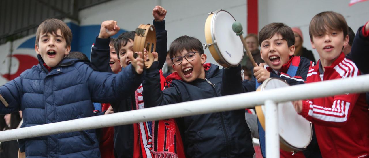 Jóvenes aficionados del Alondras en las gradas del campo de O Morrazo animando al equipo.