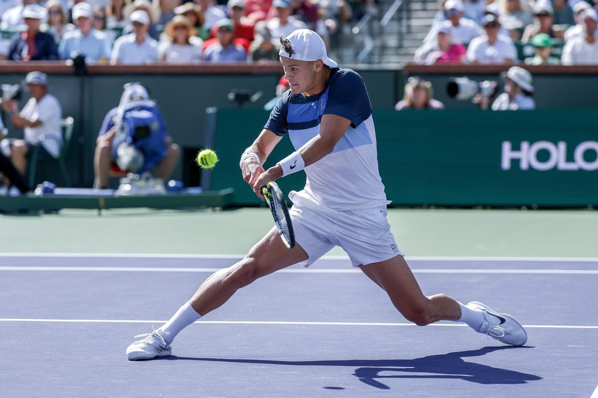 INDIAN WELLS (United States), 16/03/2025.- Holger Rune of Denmark in action against Jack Draper of Great Britain during the men's singles final match of the BNP Paribas Open tennis tournament in Indian Wells, California, USA, 16 March 2025. (Tenis, Dinamarca, Gran Bretaña, Reino Unido) EFE/EPA/JOHN G. MABANGLO