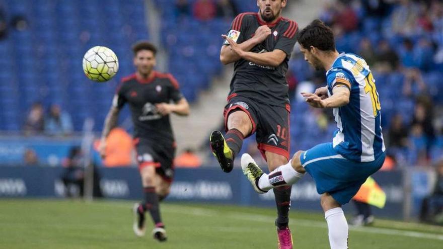 Nolito se protege el cuerpo ante el despeje de Javi López durante el partido disputado anoche en Cornellà-El Prat. // LOF