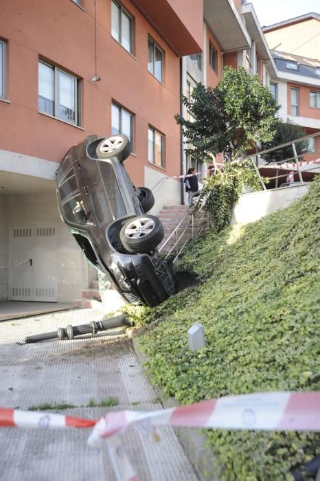 Rescatados de un coche ''colgando'' en Pastoriza