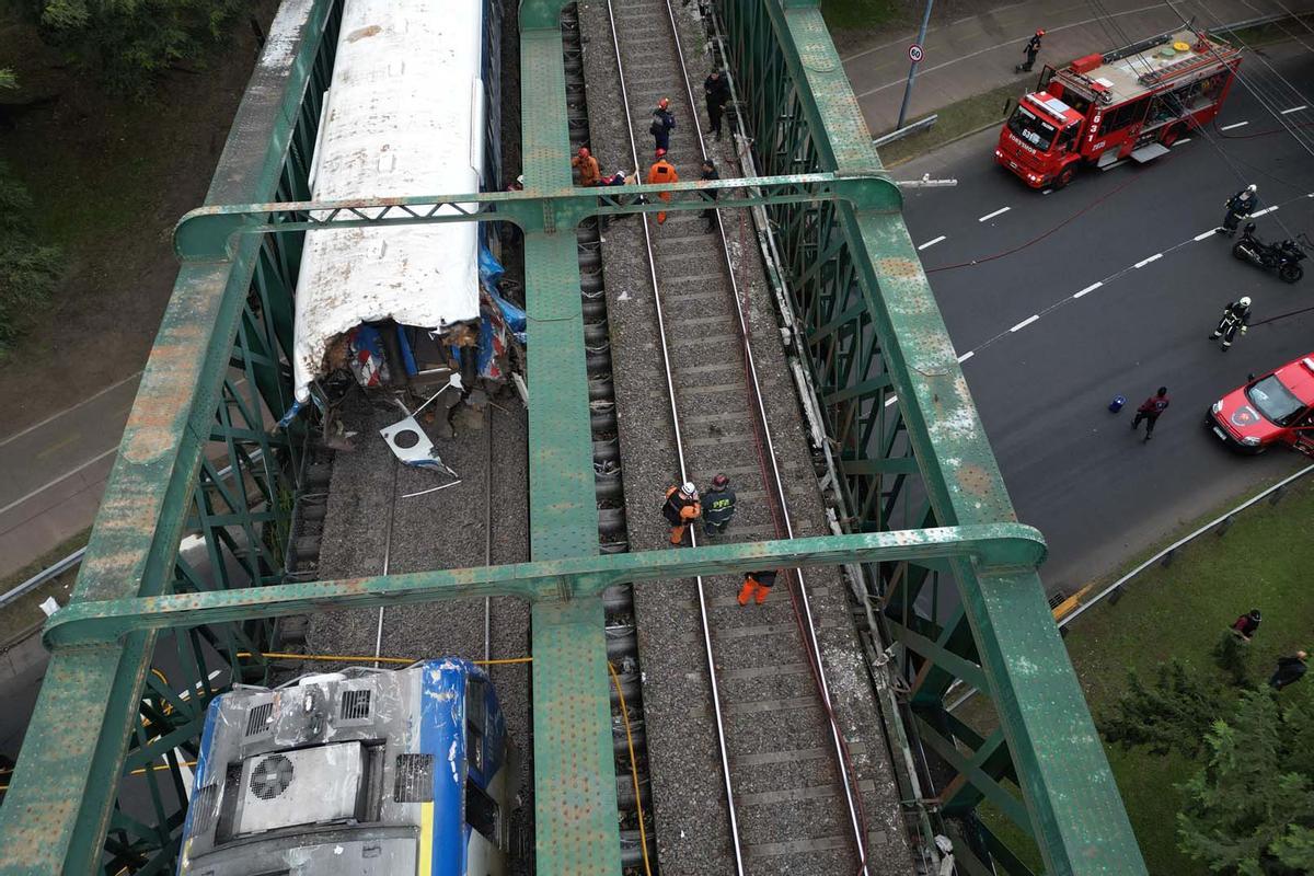 Tren de pasajeros se estrelló contra un tren de mantenimiento en Buenos Aires, dejando al menos 30 personas hospitalizadas, dos de las cuales estaban en estado grave