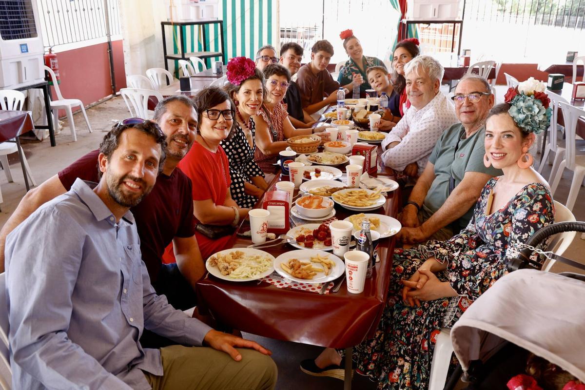 Grupos de amigos y familiares en el sábado de feria, en imágenes