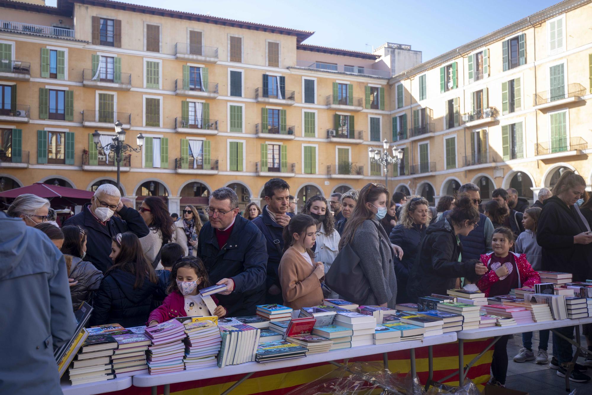 Sant Jordi en Palma revive tras la lluvia