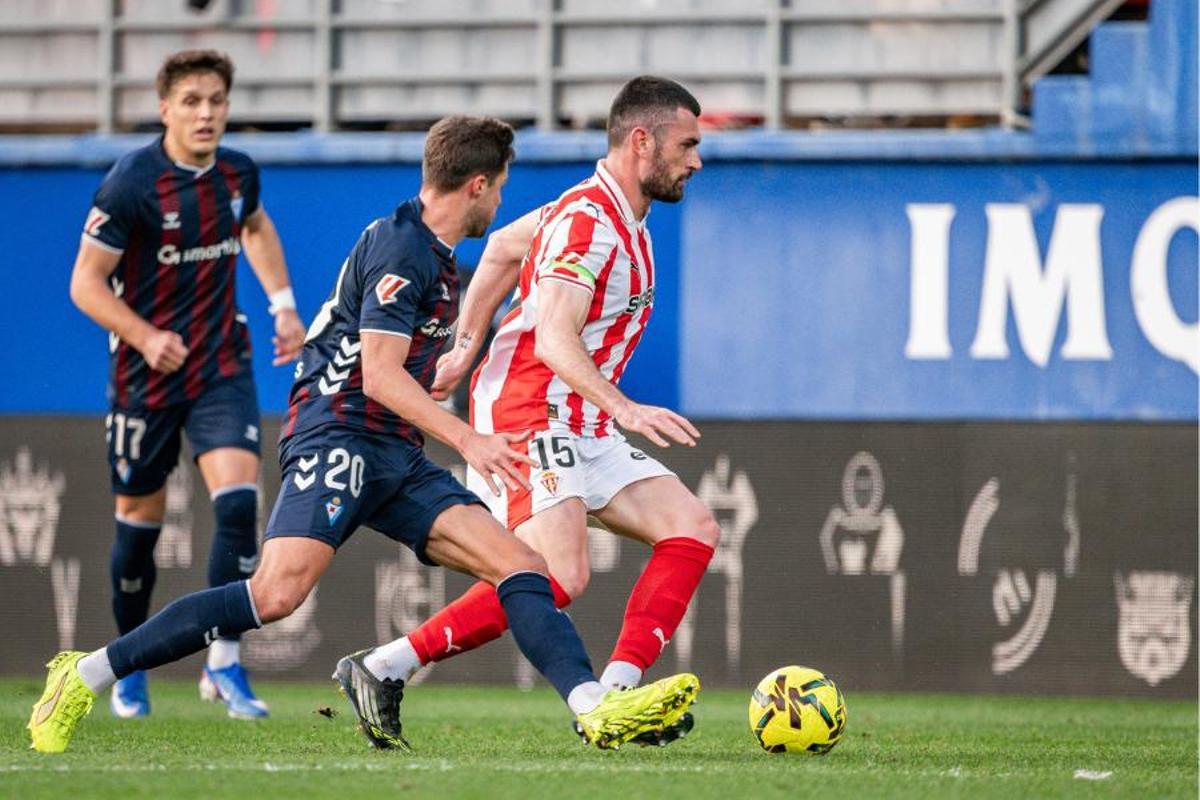 Pablo Vázquez controla el balón en Ipurúa