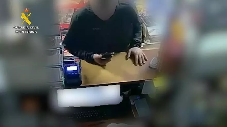Detenido un joven en Torrevieja acusado de robos violentos y extorsiones a comerciantes