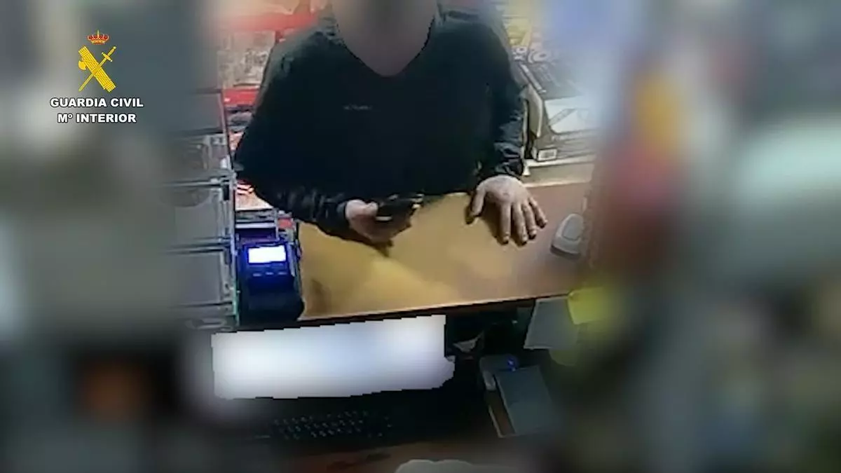 Detienen en Torrevieja a un joven por robos violentos y extorsiones a vecinos y comerciantes