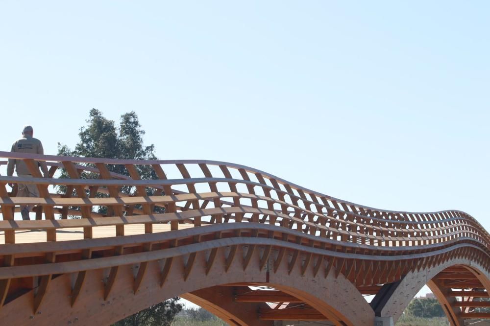 Sin fecha oficial para su apertura, la pasarela de madera que conecta la rotonda junto al Estadio de Atletismo y el Martín Carpena con la orilla opuesta del río Guadalhorce ya está instalada.