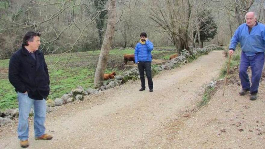 Dirigentes y vecinos, ayer, en el camino de Bustiello, en obras.