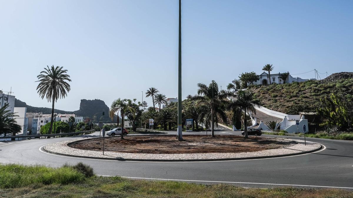 La rotonda de entrada a Agaete, que espera la escultura de Pepe Dámaso.
