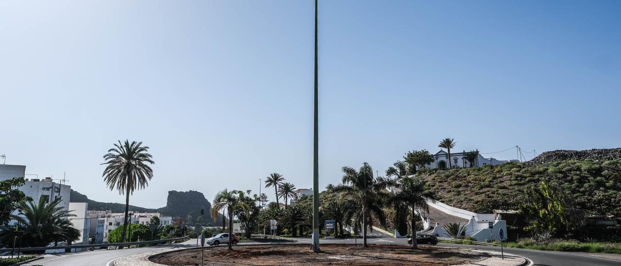 La rotonda de entrada a Agaete, que espera la escultura de Pepe Dámaso.