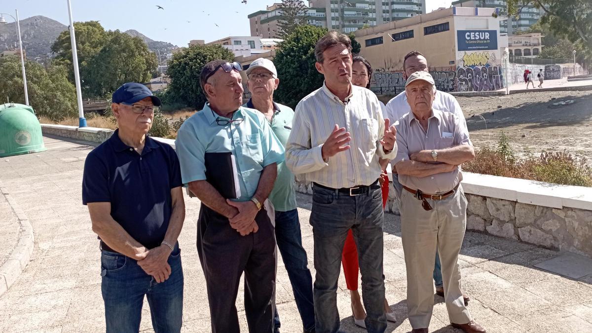 Rueda de prensa este miércoles de Antonio Alcázar de Vox sobre la EBAR del arroyo Jaboneros, acompañado de vecinos y afectados.