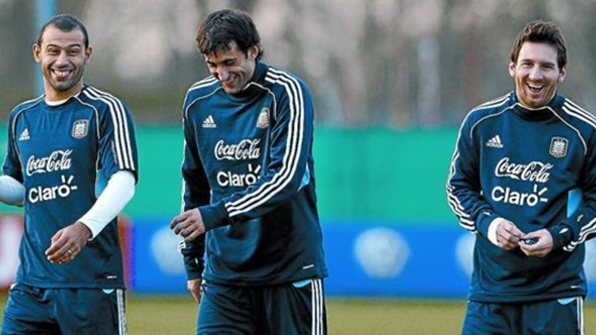 Liderazgo 8 Javier Mascherano, Diego Milito y Leo Messi, en el último entrenamiento de Argentina previo al debut.