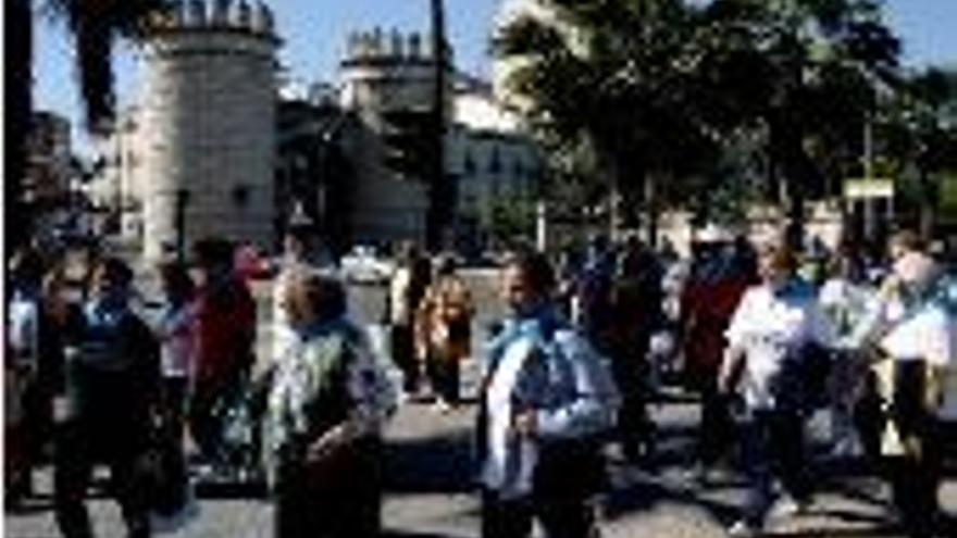 500 mayores participan con sus nietos en una marcha urbana