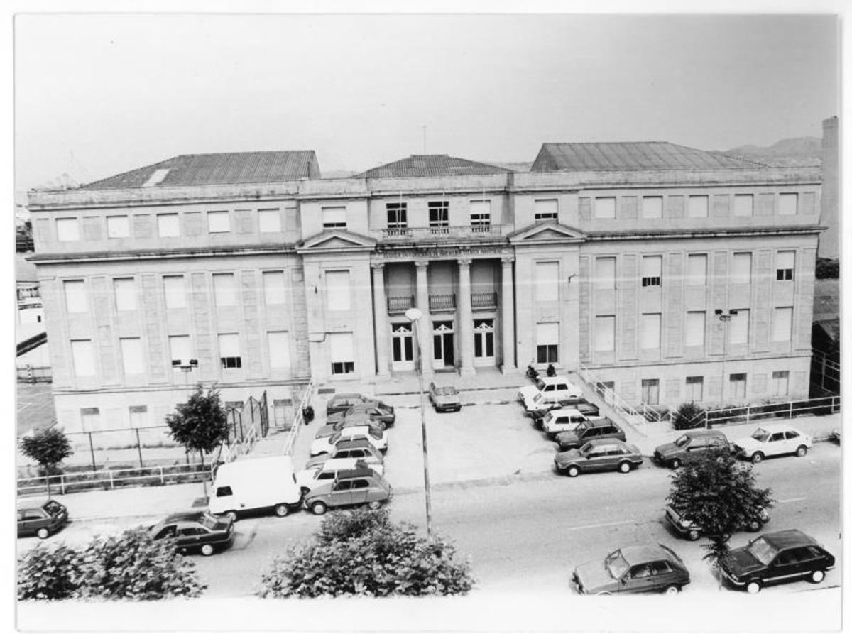 Vista general de la Escuela de Ingeniería Técnica Industrial en Torrecedeira, a finales de los 80.