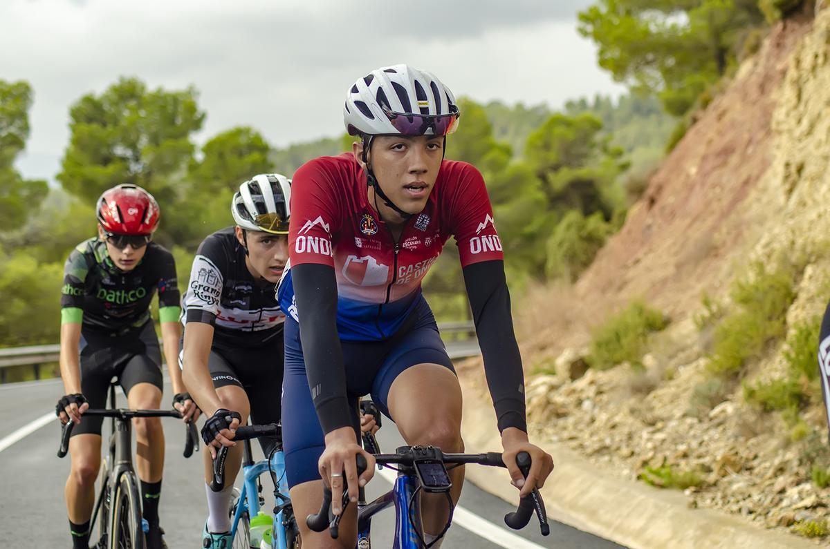 Los ciclistas tuvieron que afrontar un recorrido de 100 km por la comarca del Alto Turia, en la provincia de Valencia, con constantes subidas y bajadas hasta completar cinco puertos. 
