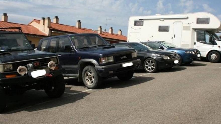 Dos tot-terrenys, dos turismes i una autocaravana intervinguts a la banda