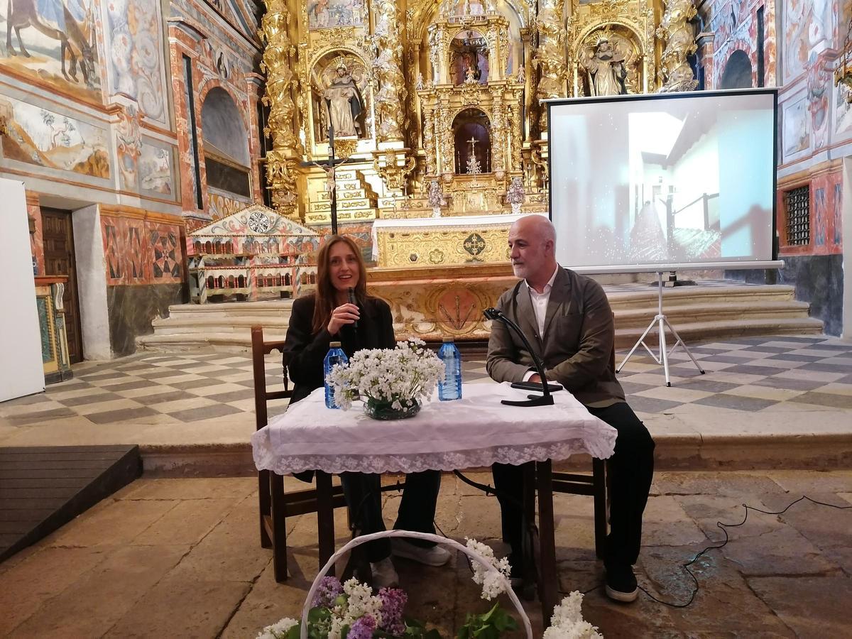 Ana Amado y Óscar Becerra presentan el libro "Sancti Spiritus" en Toro.
