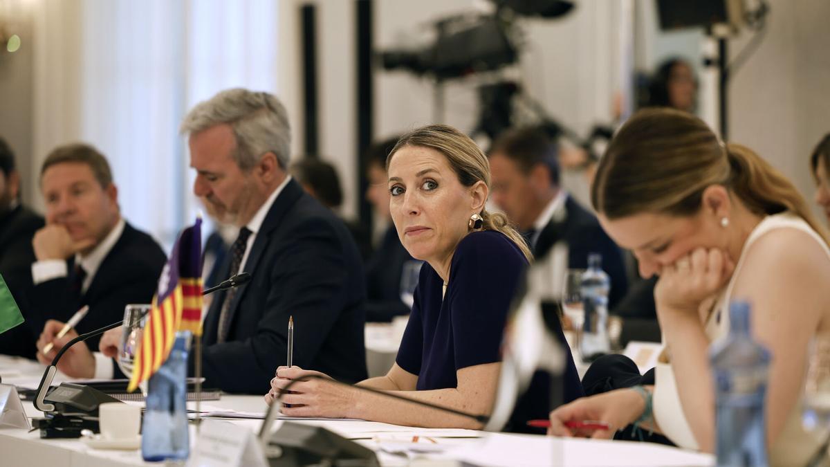 BARCELONA, 06/06/2025.-La presidenta de Extremadura, María Guardiola (2d), durante la reunión de la XXVIII Conferencia de Presidentes que se celebra este viernes en el Palau de Pedralbes, en Barcelona. EFE/ Alberto Estevez