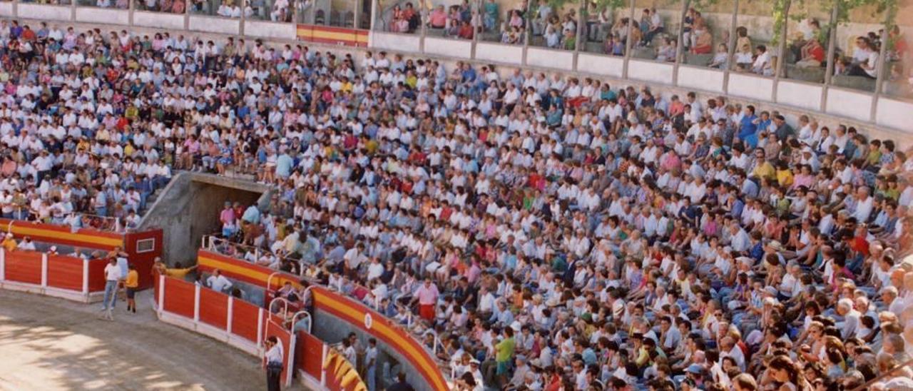 Las gradas llenas de gente en uno de los numerosos festejos taurinos celebrados en el coso.