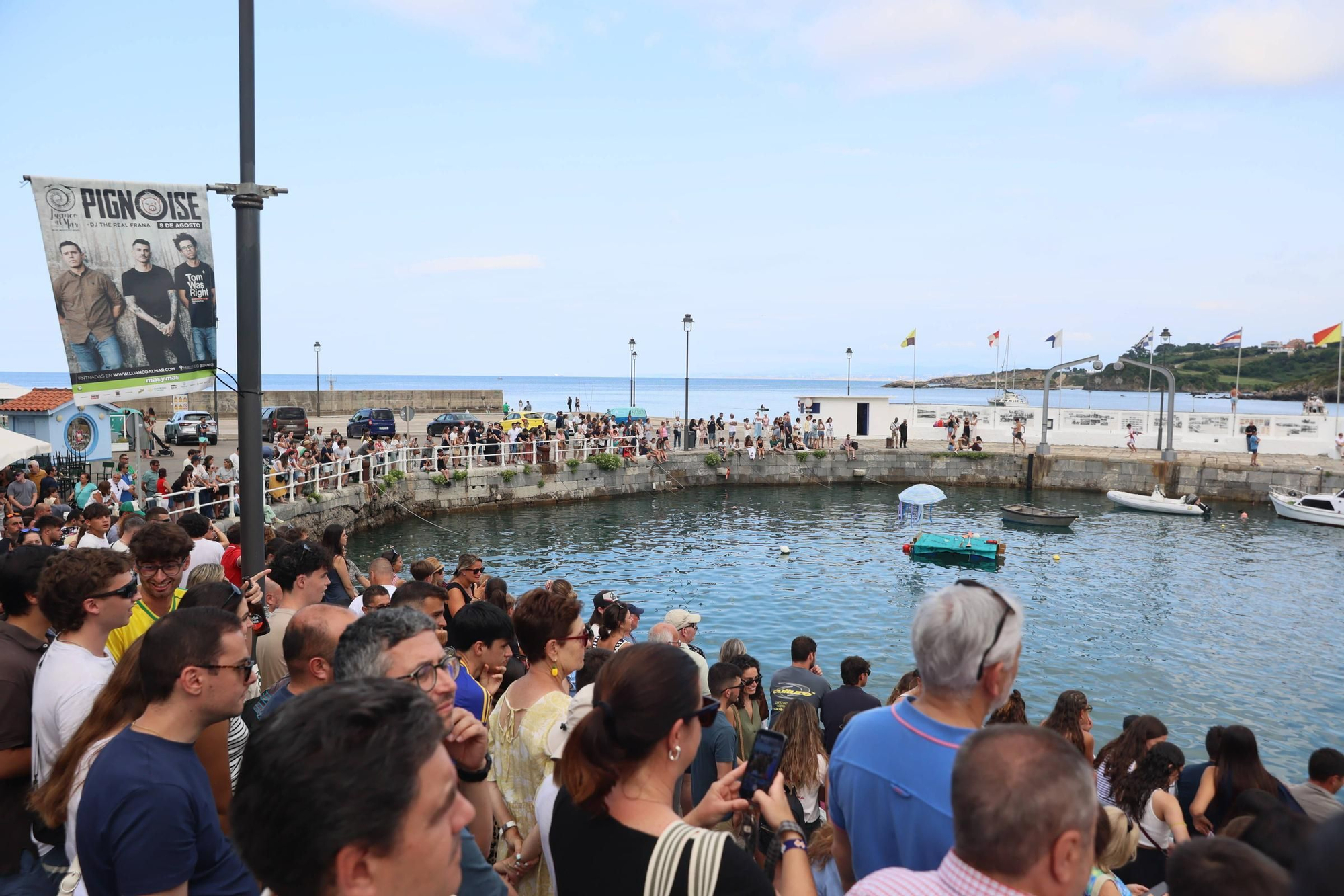 EN IMÁGENES: La multitudinaria cita de la cucaña en el Carmen de Luanco