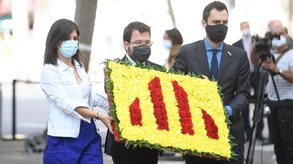 La representación de ERC durante la ofrenda floral.