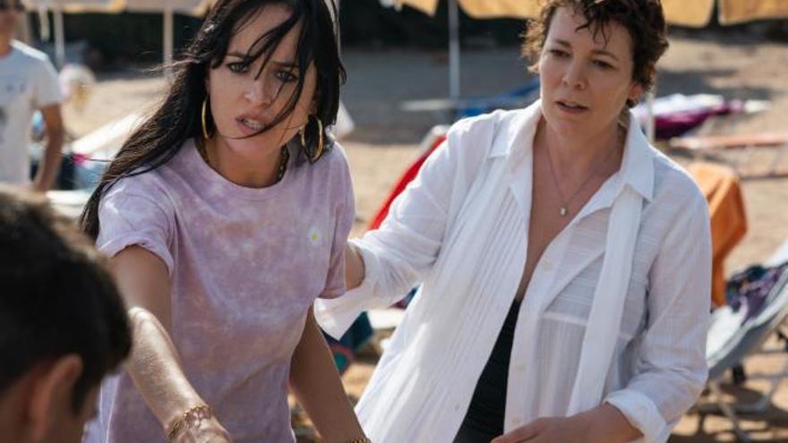 Olivia Colman
(a la dreta)
i Dakota Johnson
 en una escena de
«La hija oscura».