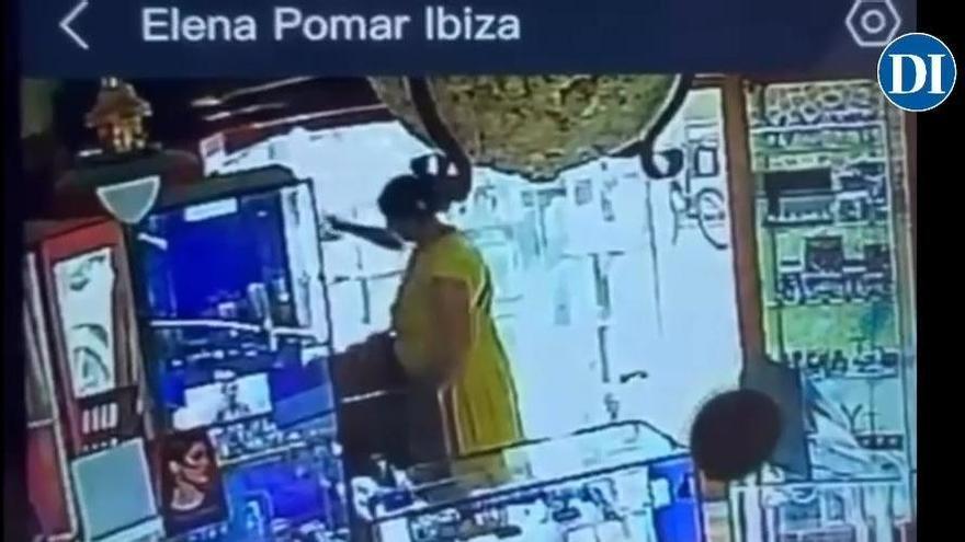 Vídeo: el momento en que la mujer sospechosa de robar joyas en Ibiza toma el expositor de la vidriera