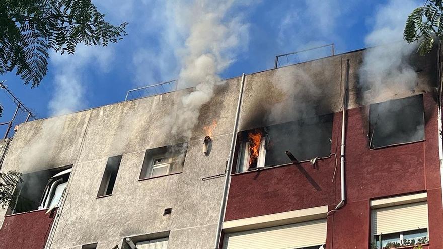 Dos menores heridos críticos tras precipitarse de un edificio en Badalona para salvarse de un incendio