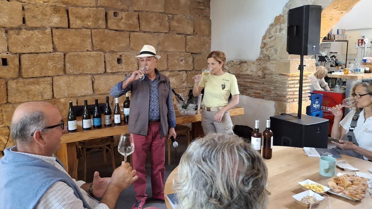 Tono y Mara Bañó prueban uno de los vinos de la feria "Terra Moscatell"