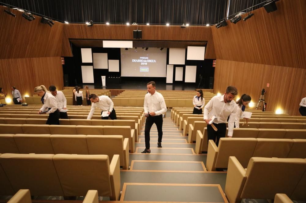 Preparativosen el auditorio del Palacio de Congresos de Ibiza.