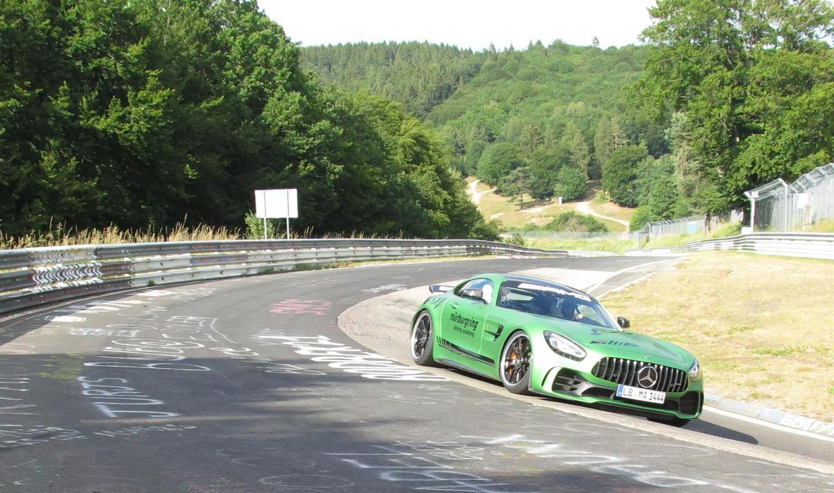 Un fabuloso y veloz Mercedes deportivo, en Nurburgring.