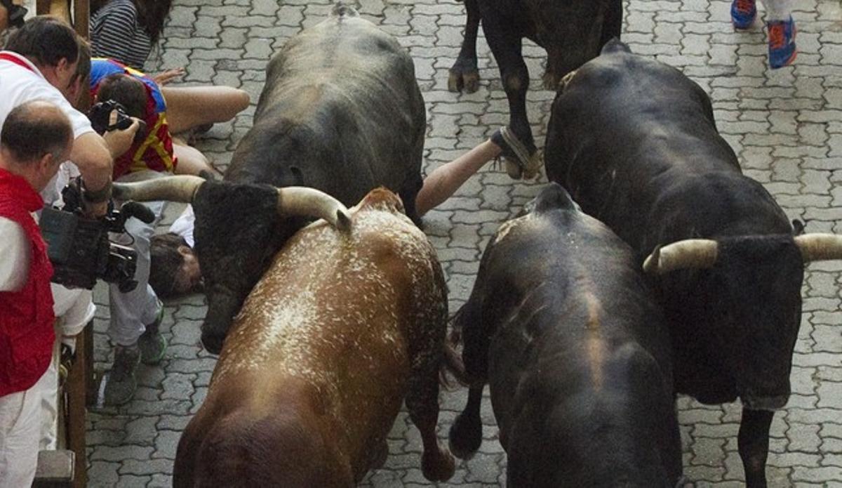 Un jove australiana de 23 anys just després de ser banyegada per un toro.