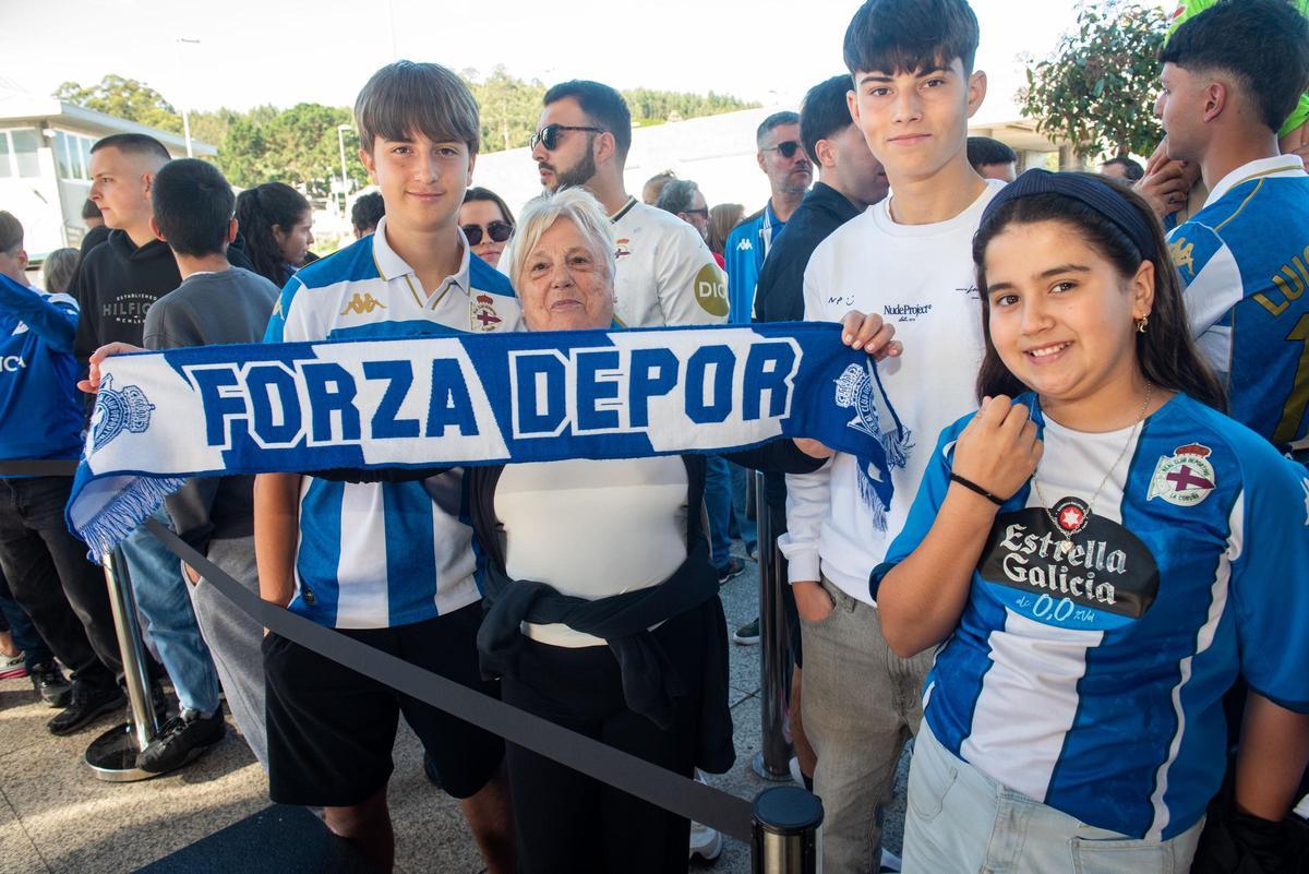La afición acude en masa a Alvedro para recibir al Dépor tras la victoria en Cádiz