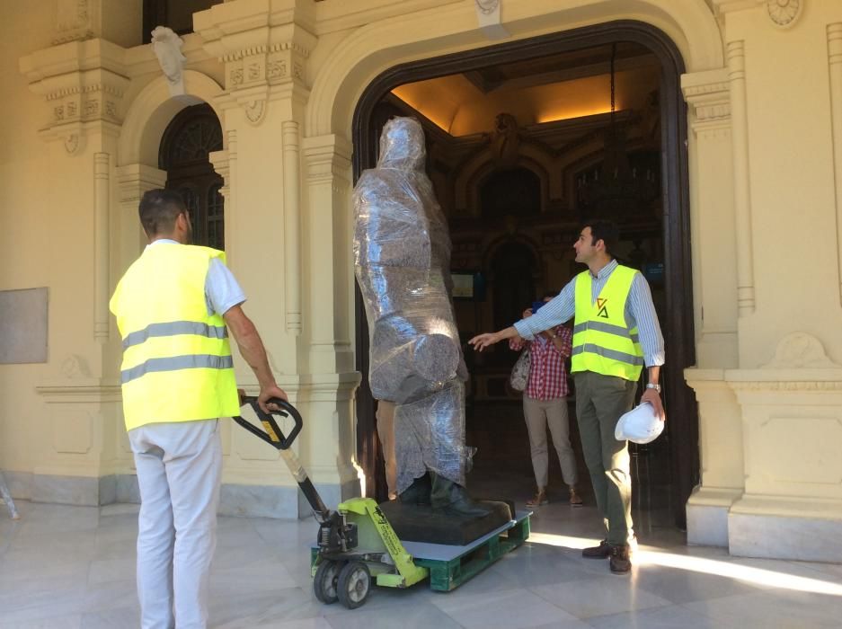 La escultura del Marqués de Larios vuelve a la Alameda