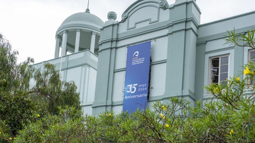 Fachada de la sede institucional de la ULPGC por su 35º aniversario, que se conmemora este año. | |