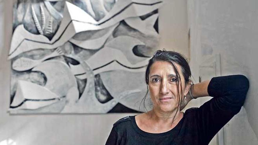 Josefina Pino posa con su obra en la Lluc Fluxà.