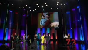 La directora Alauda Ruiz de Azúa recibe la Concha de Oro por la película Los Domingos, durante la gala de clausura del Festival de San Sebastián, en el Teatro Victoria Eugenia, a 27 de septiembre de 2025, en San Sebastián, Guipúzcoa, País Vasco (España). El festival ha celebrado su 73ª edición del 19 al 27 de septiembre de 2025, reforzando su protagonismo global con 254 títulos de 56 países y una destacada presencia del cine español. La participación femenina detrás de cámaras ha aumentado y el cine vasco cuenta con 38 producciones. El certamen ha incluído secciones oficiales, estrenos, foros y actividades para profesionales y público. 27 SEPTIEMBRE 2025;CINE;SAN SEBASTIÁN;FESTIVAL;CINEASTAS;ACTRIZ;DIRECTOR;PELÍCULA; Unanue / Europa Press 27/09/2025. ALAUDA RUIZ DE AZÚA;Unanue;