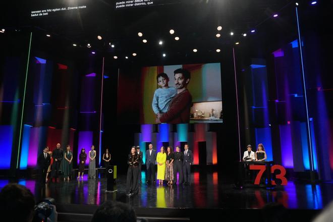 La directora Alauda Ruiz de Azúa recibe la Concha de Oro por la película Los Domingos, durante la gala de clausura del Festival de San Sebastián, en el Teatro Victoria Eugenia, a 27 de septiembre de 2025, en San Sebastián, Guipúzcoa, País Vasco (España). El festival ha celebrado su 73ª edición del 19 al 27 de septiembre de 2025, reforzando su protagonismo global con 254 títulos de 56 países y una destacada presencia del cine español. La participación femenina detrás de cámaras ha aumentado y el cine vasco cuenta con 38 producciones. El certamen ha incluído secciones oficiales, estrenos, foros y actividades para profesionales y público. 27 SEPTIEMBRE 2025;CINE;SAN SEBASTIÁN;FESTIVAL;CINEASTAS;ACTRIZ;DIRECTOR;PELÍCULA; Unanue / Europa Press 27/09/2025. ALAUDA RUIZ DE AZÚA;Unanue;