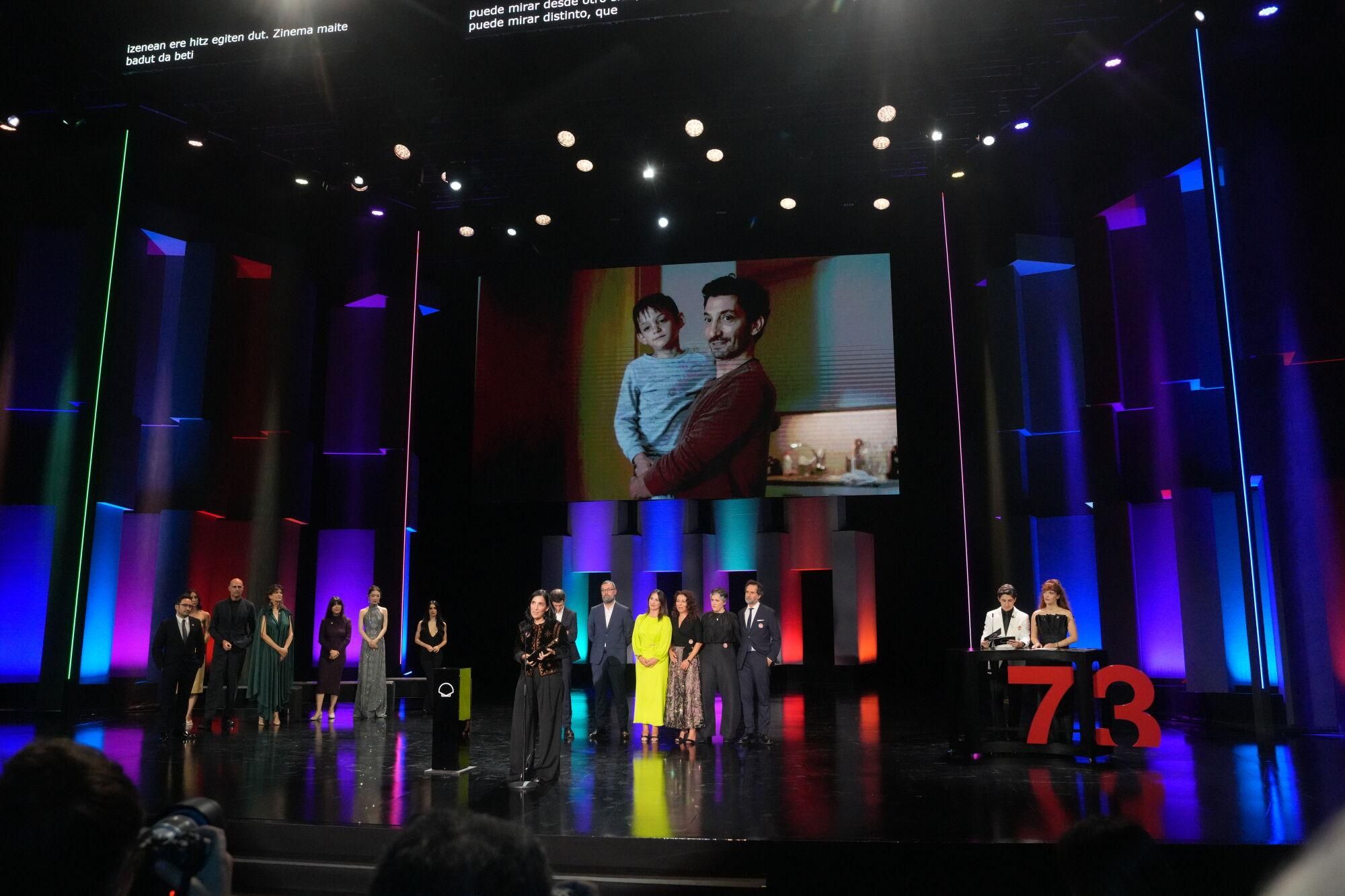 La directora Alauda Ruiz de Azúa recibe la Concha de Oro por la película 'Los Domingos', durante la gala de clausura del Festival de San Sebastián, en el Teatro Victoria Eugenia, a 27 de septiembre de 2025, en San Sebastián, Guipúzcoa, País Vasco (España). El festival ha celebrado su 73ª edición del 19 al 27 de septiembre de 2025, reforzando su protagonismo global con 254 títulos de 56 países y una destacada presencia del cine español. La participación femenina detrás de cámaras ha aumentado y el cine vasco cuenta con 38 producciones. El certamen ha incluído secciones oficiales, estrenos, foros y actividades para profesionales y público. 27 SEPTIEMBRE 2025;CINE;SAN SEBASTIÁN;FESTIVAL;CINEASTAS;ACTRIZ;DIRECTOR;PELÍCULA; Unanue / Europa Press 27/09/2025. ALAUDA RUIZ DE AZÚA;Unanue;